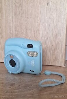 Instax mini 11 modrej farby z modrým púzdrom