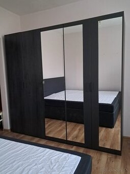 Šatnikova skriňa s posteľou