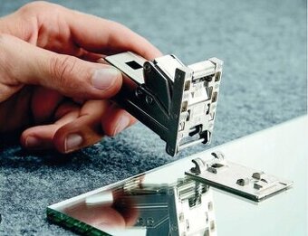 nalepovací pánt na sklenenné dvierka