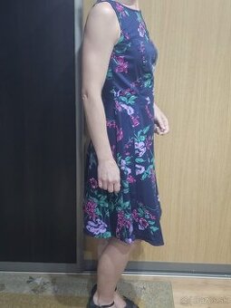 predám tmavomodré šaty s farebnými kvetmi