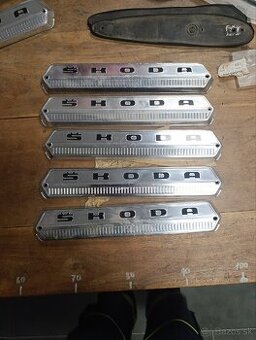 Škoda 100/110R rakvička na prednú masku prvomodel
