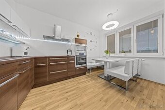 Predaj  2-izb. bytu so zasklenou loggiou, možnosť kúpy GARÁŽ