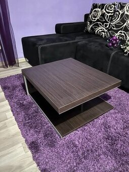 posteľ.písací stol.zrkadlo,n lampa.