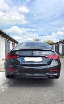 Predam zadny spojler na Mercedes