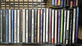 Kolekcia CD rôznych interpretov