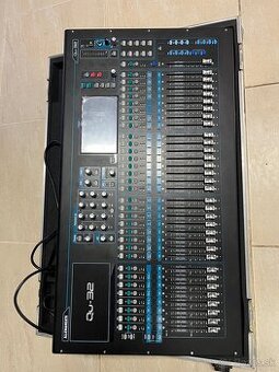 Mix pult Allen & Heath QU32 a DJ konzola Numark NS7 ii