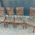 starožitné kuchynske stoličky s koženým ornamentom
