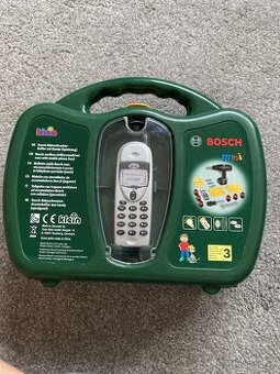 Bosch kufrik s akuskrutkovacom a naradim