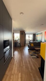 Odstúpim prenájom 3izb bytu (85 m² + 5 m²) Námestie Iglovia
