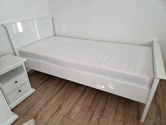 Posteľ