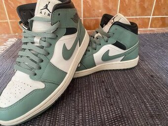 Air jordan Mid jade smoke, Jordan 1low punk rock