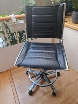 Otočná koliesková vyvýšená stolička