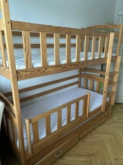 Dvojposchodová posteľ s prísteľkou