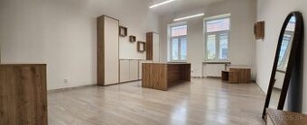 Ponúkame na prenájom kanceláriu v centre mesta.