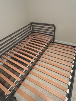 Predám kovovú posteľ s lamelovým roštom