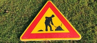 Dopravna značka praca na ceste