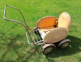 Starožitný kočík r. 1940 - 1950