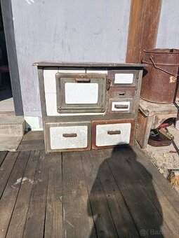 Sporák kachle na pevné palivo drevo pravý