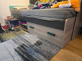 Postel s matracom a rostom