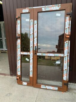 Dvojkridlové plastové vchodové dvere