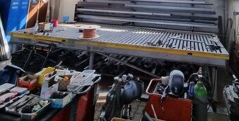 Masívny kovový pracovný stôl na výrobu brán – 560 × 204 cm
