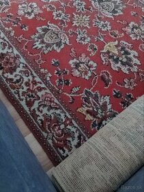 Dlhý koberec červený