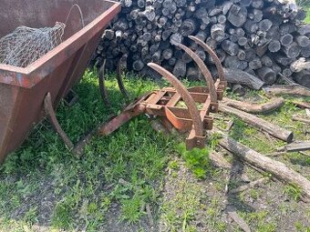 Drapak na slamu alebo drevo