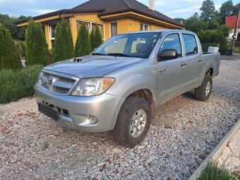 TOYOTA HILUX 2,5 DIESEL 4X4 UZÁVIERKU MA