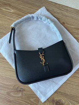 Kabelka Yves Saint Laurent Le 5 à 7