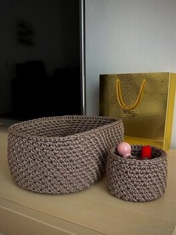 Ručne robené háčkované košíky s dreveným dnom