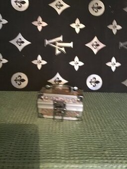 MALá STRIEBORNá KRABIčKA NA šPERKY