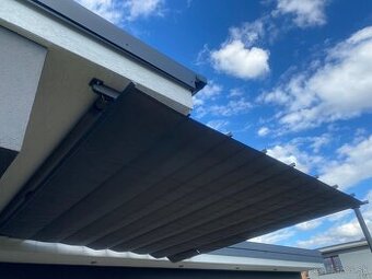 Plachta z pergoly s pohonom Somfy