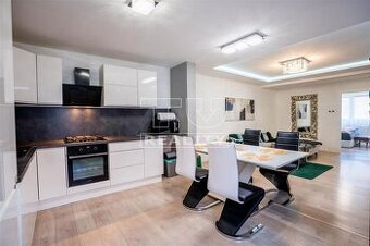 Atraktívny rodinný dom v centre Ilavy s 3 bytovými...