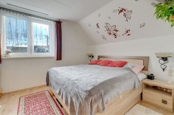 Priestranný 3-izbový tehlový rodinný dom vo Vajnoroch