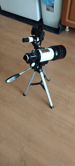 Hvezdársky ďalekohľad so statívom a držiakom na smartfon
