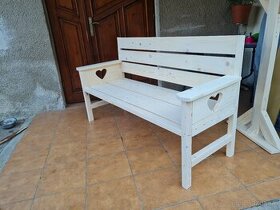 Krásna drevená záhradná lavička – ideálna na relax