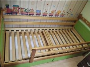Drevena detská posteľ s matracom