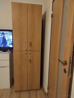 Predám kvalitnú masívnu skriňu poličkovu na zámky