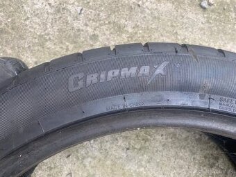 275/40R22