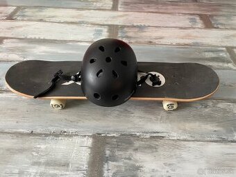 Skateboard s prilbou