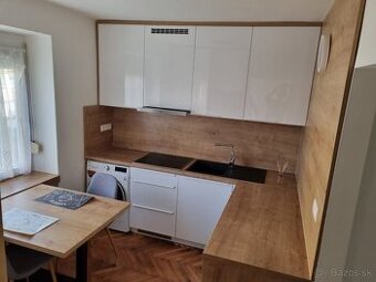 Prenajmem zariadený 1 - izbový byt v centre Piešťan.