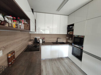 Prenájom pekného 3 izbového bytu s garážou v Bratislave