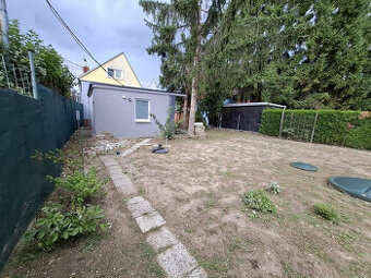 Pozemok 250m2, nízke náklady, elektrina, voda, 50m od jazera