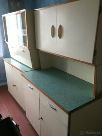 Dvojdielny kredenec.