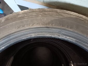 Predam pneu Hankook 225/45R17