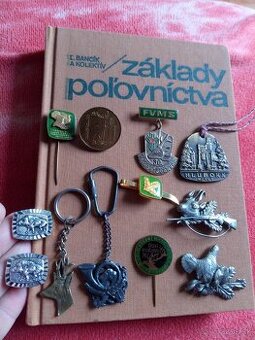 Poľovnícke odznaky a kniha.Polovnictvo.Lesu zdar.