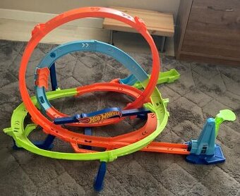 Autodráha Hot Wheels so slučkou