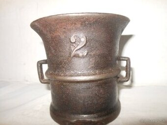 Starodávny masívny véľký mažiar