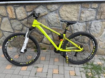 Kellys Whip 10, helma a chrániče