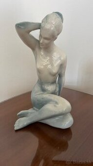 Porcelánová socha sediacej ženy – Bohumil Kokrda